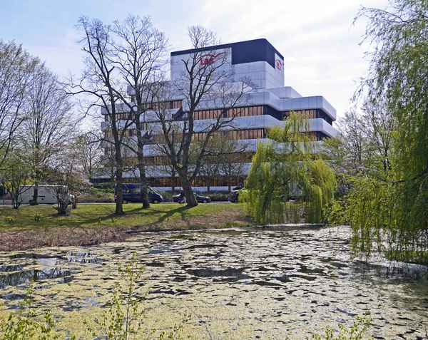 Bürohaus im Park