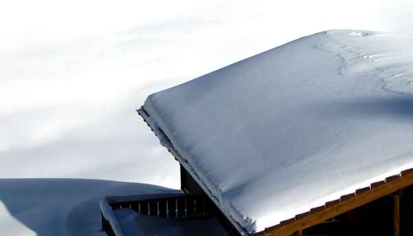 Verschneite Berghütte