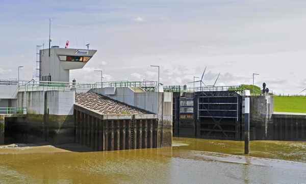 Die Seeschleuse Husum . . . .