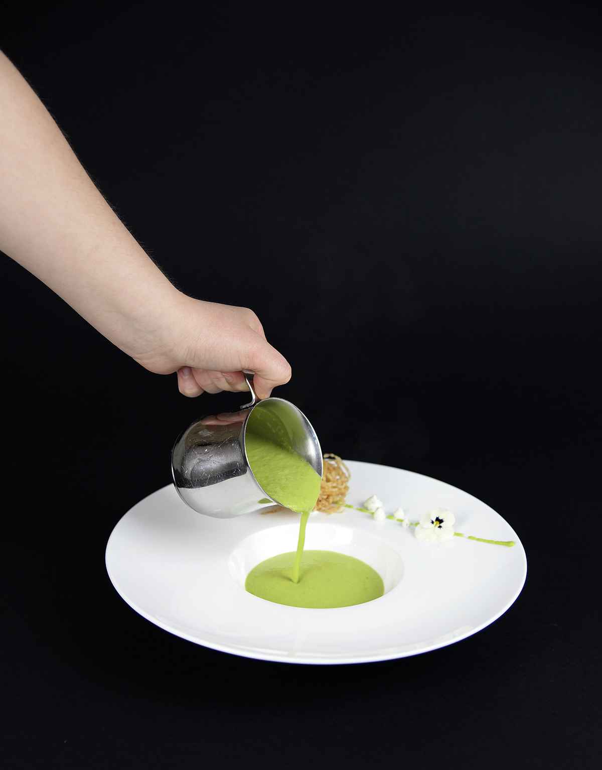 Erbsensuppe mit Frischkäsepraline