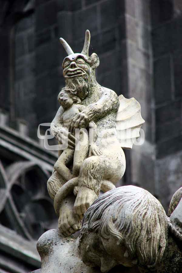 Xanten, Dom, Teufel auf gekreuzigtem Jesus