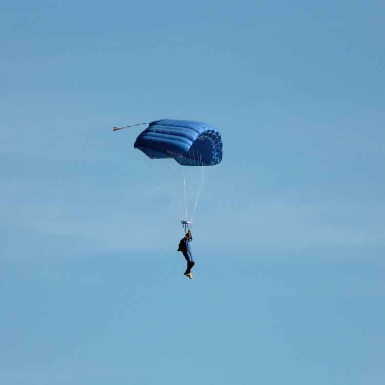 Gleitschirmspringer