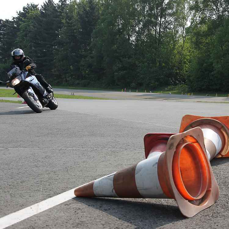 Motorradfahrer in der Kurve