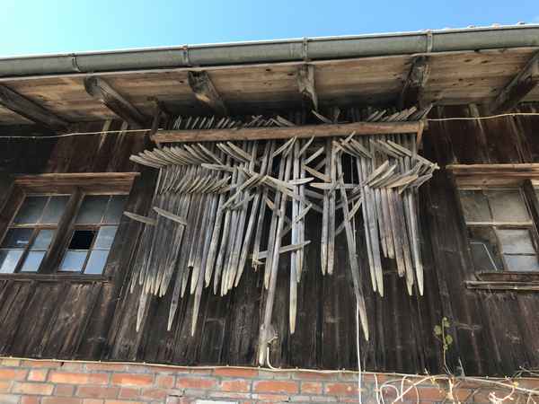 Heinzen zum Heutrocknen an einer Scheunenwand 1 / Foto: Alexander Hauk