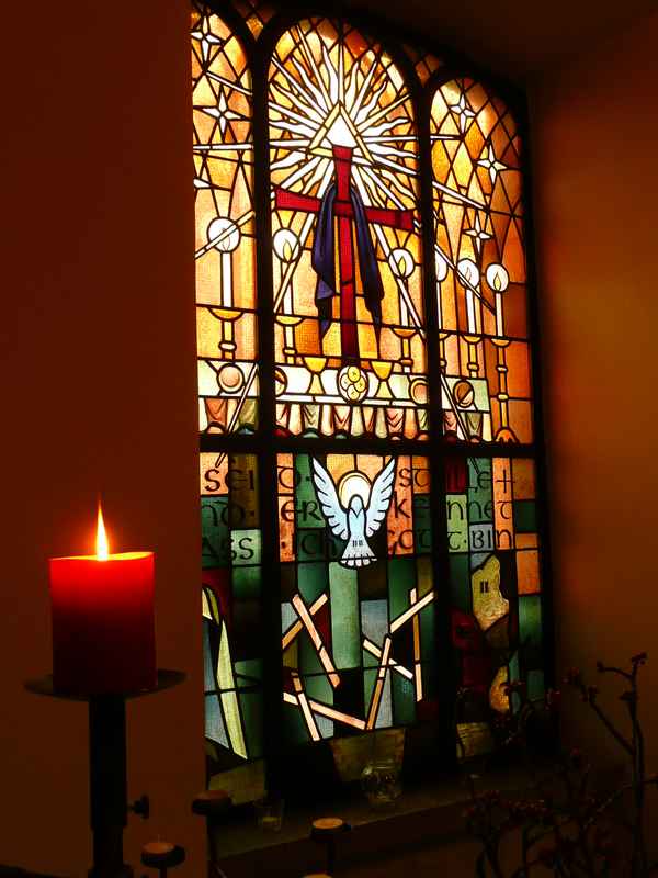 Kirchenfenster mit kerze
