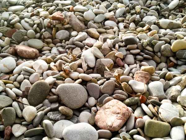 Kieselsteine mit Fußabdruck