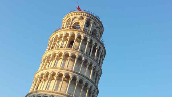 Schiefer Turm von Pisa im letzten Tageslicht