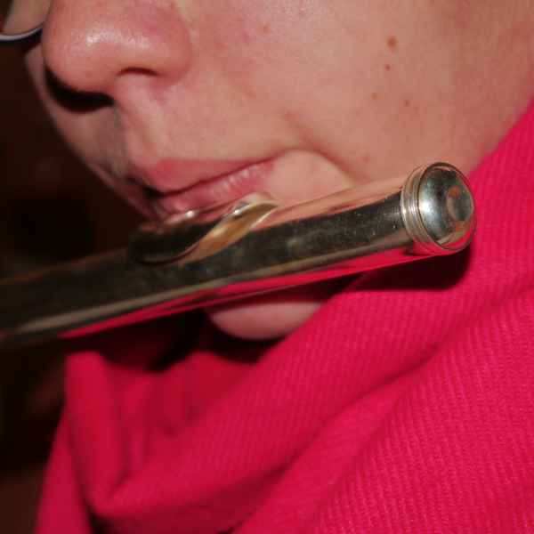 Mädchen spielt Querflöte