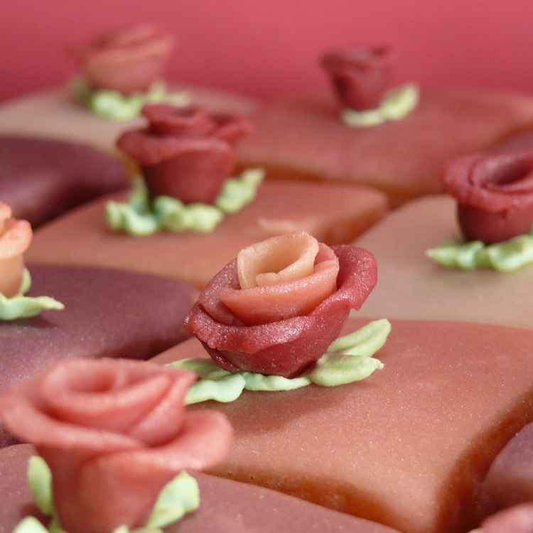 Fondant Fancies mit Marzipan rosen