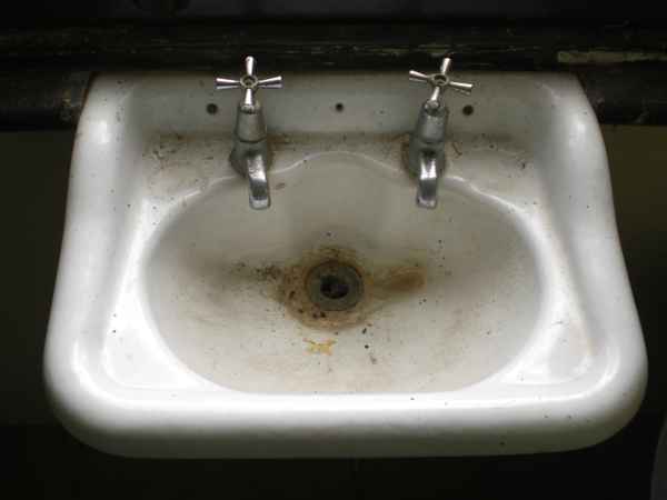 Altes Waschbecken in einem Haus / Foto: Alexander Hauk