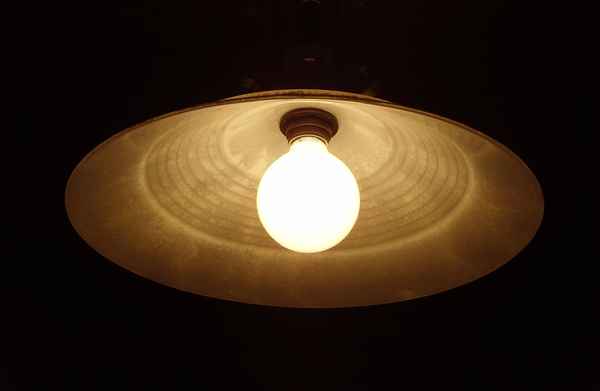 LICHT INS DUNKEL BRINGEN
