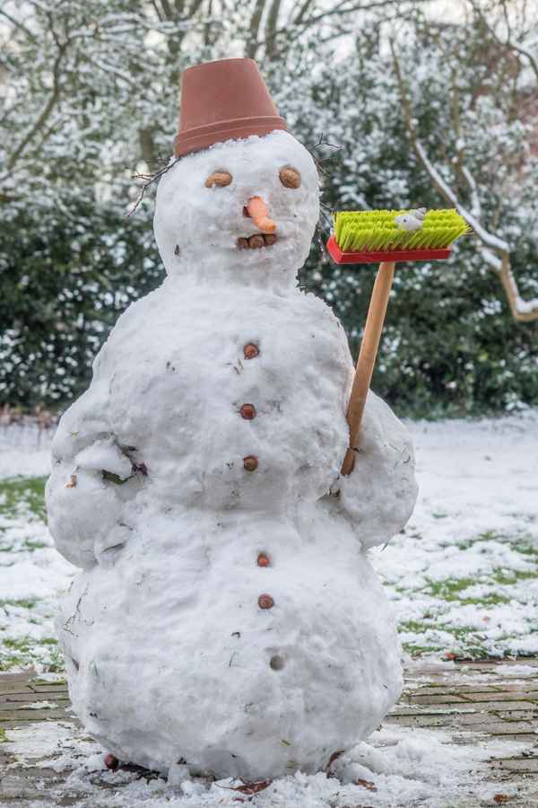 Schneemann mit Besen