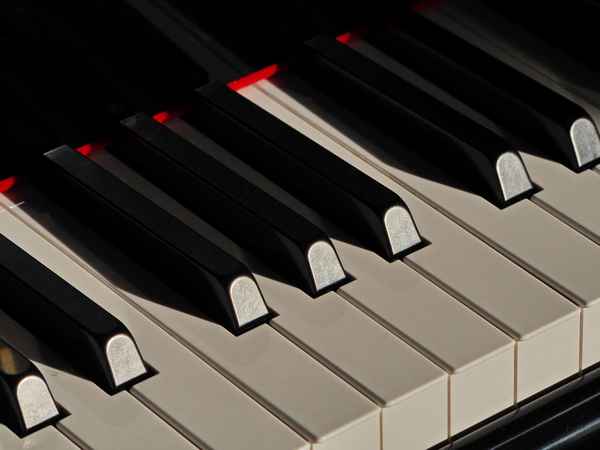 man müsste klavier spielen können