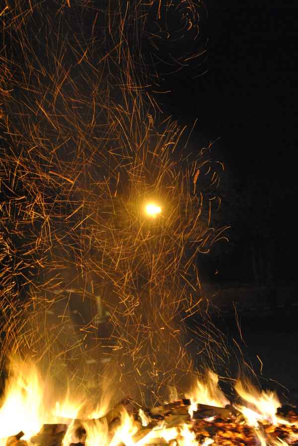 Funkenflug am Osterfeuer
