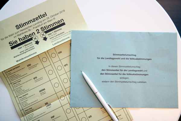 Stimmzettel mit Umschlag zur Landtagswahl 2018 in Hessen