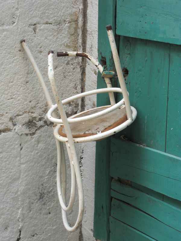 Stuhl umgekehrt hängend an Tür