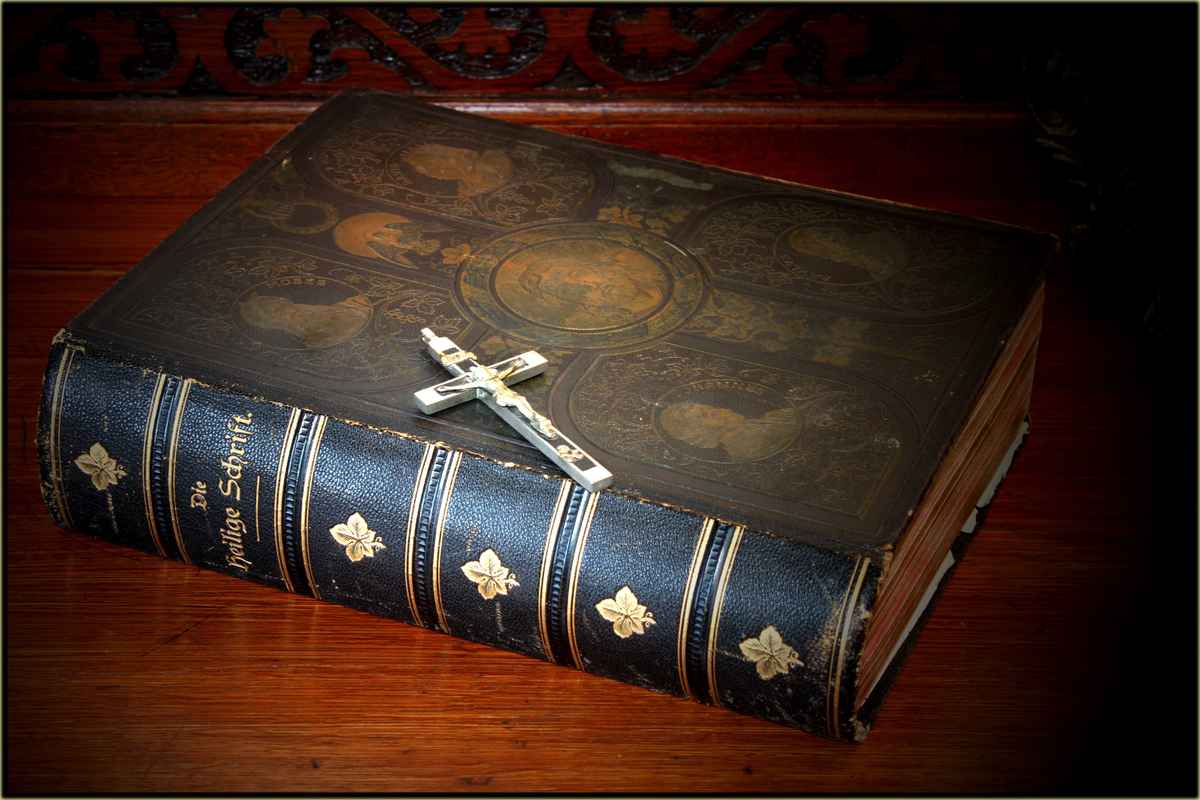 Alte Bibel mit Kreuz
