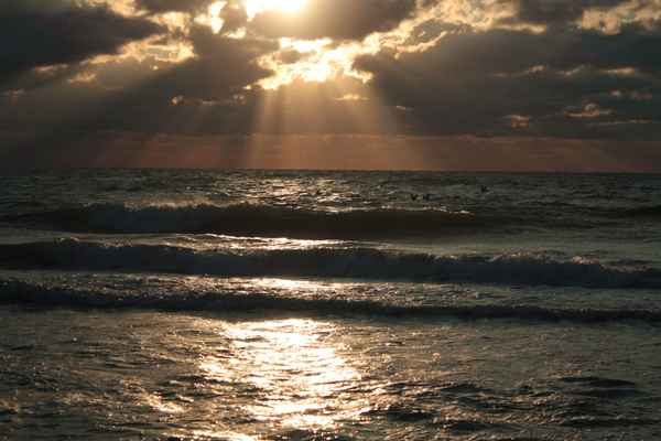 Die Sonne geht unter. Kein Wunder, sie kann nicht schwimmen.