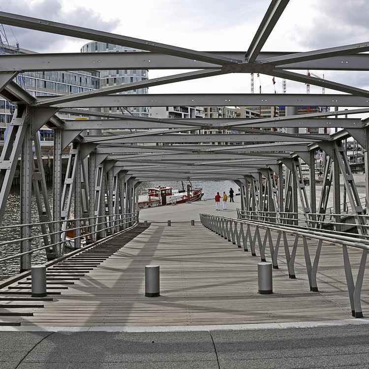 Brücke zum Traditionsschiffhafen