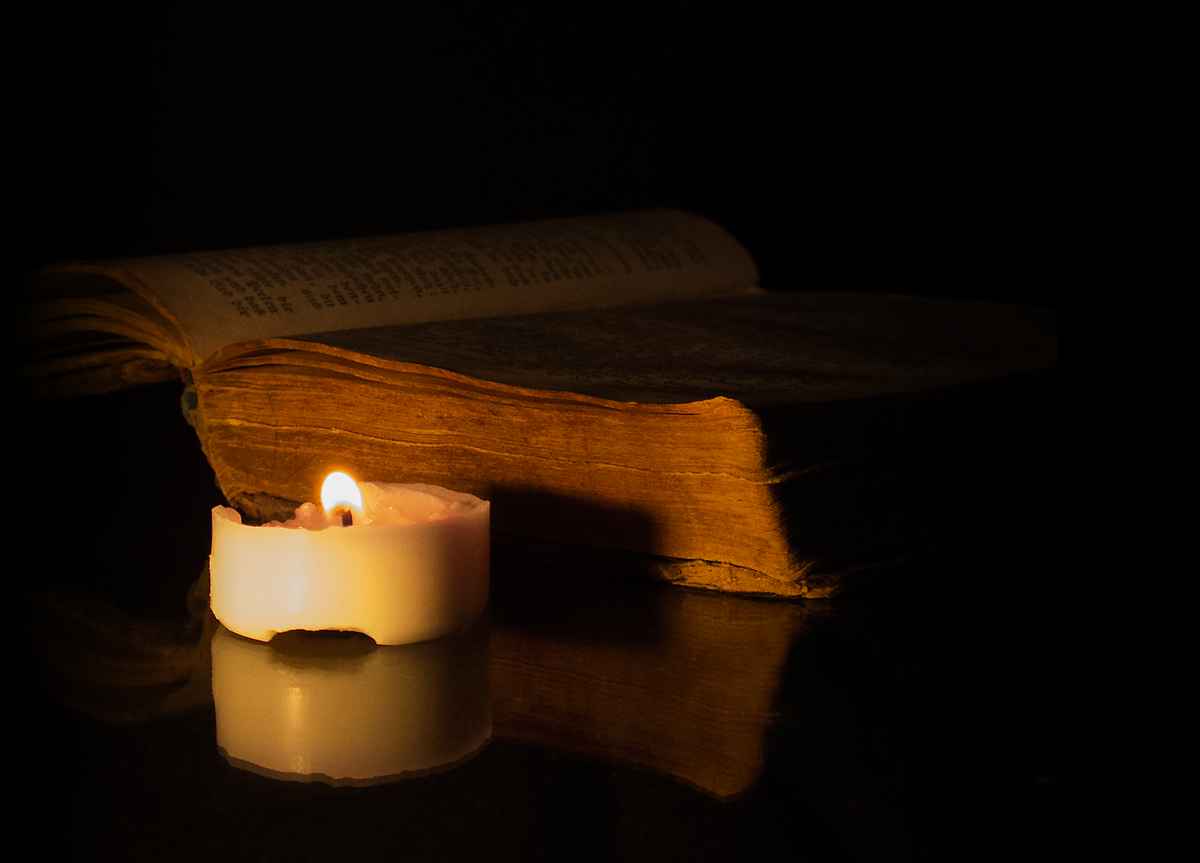 Buch im Kerzenschein