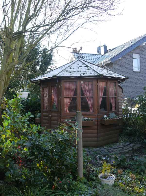 Gartenhäuschen nach leichtem Schneefall