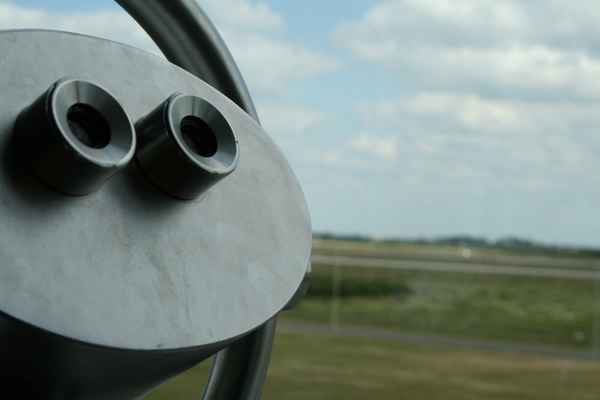 Fernglas am Flughafen