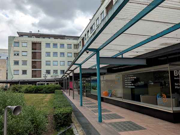 Nachkriegsarchitektur Denkmal - Blumenhofgebäude in Pfozrheim