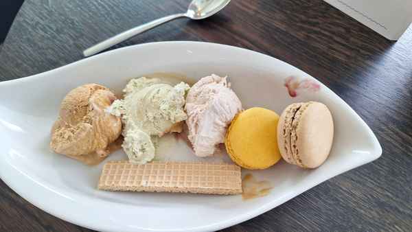 gemischtes Eis mit Toppings