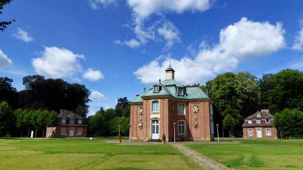 Schloß Clemenswerth - Zentralpavillon mit Pavillon Coellen rechts und Pavillon Clemens August links