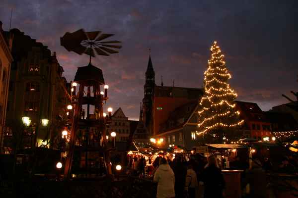 Abendleuchten über dem Weihnachtsmarkt