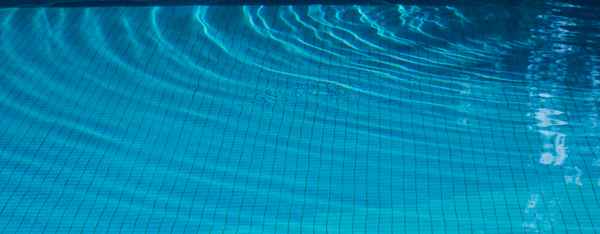 kleine Pool-Wellen