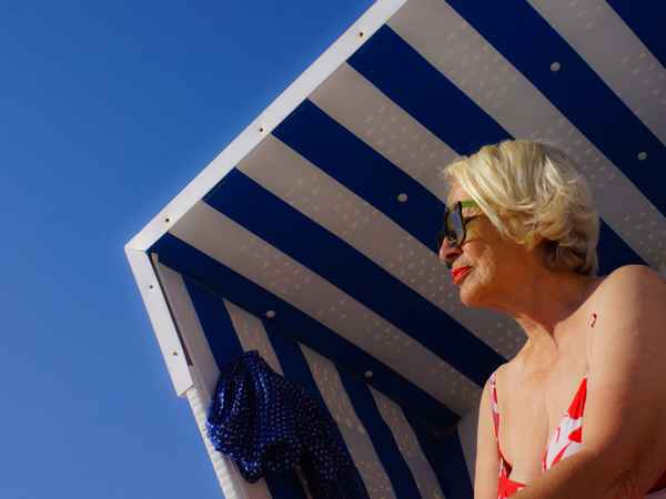 Seniorin im Strandkorb