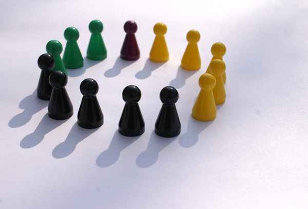 Spielfiguren im Kreis