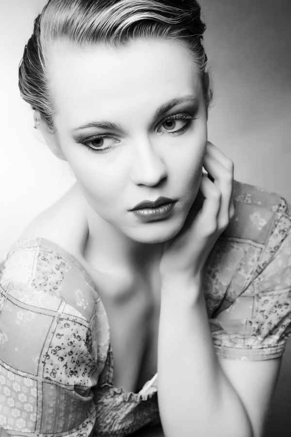 Frau in Schwarz-Weiß