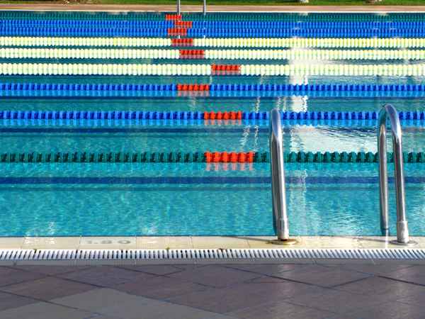 Schwimmbahnen im Freibad