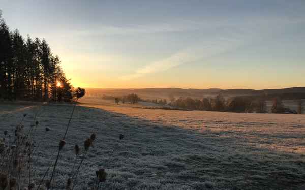 Frostiger Sonnenaufgang