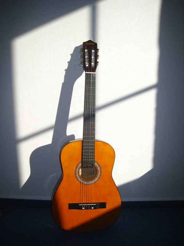 Gitarre wirft Schatten an die Wand