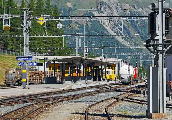 Der Gebirgsbahnhof Pontresina . . . .