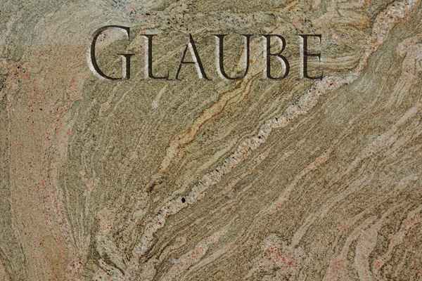 Glaube in Marmor rot-grün