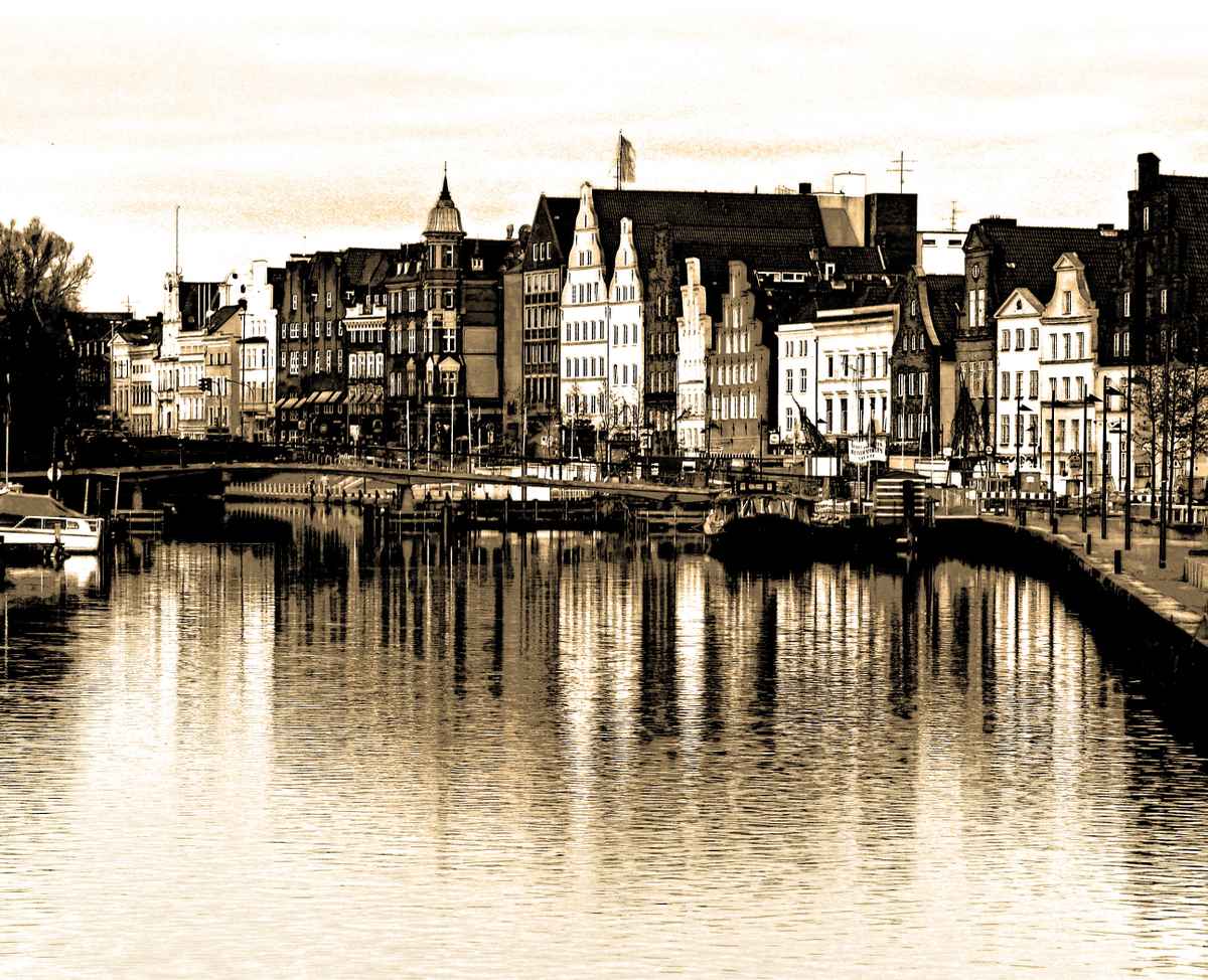 Altstadt Lübeck in Sepia