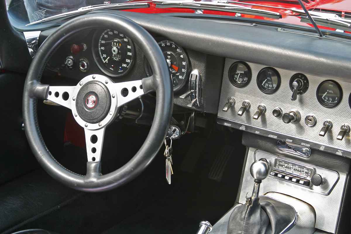 02_Jaguar_E-Type_6-Zyl._Amaturenbrett