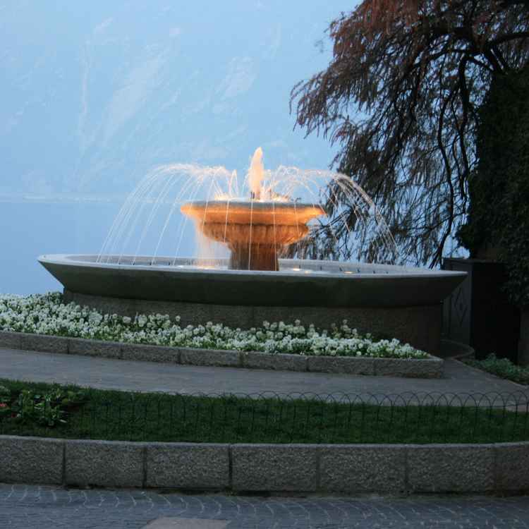 Beleuchteter Brunnen in Limone (Gardasee Italien)