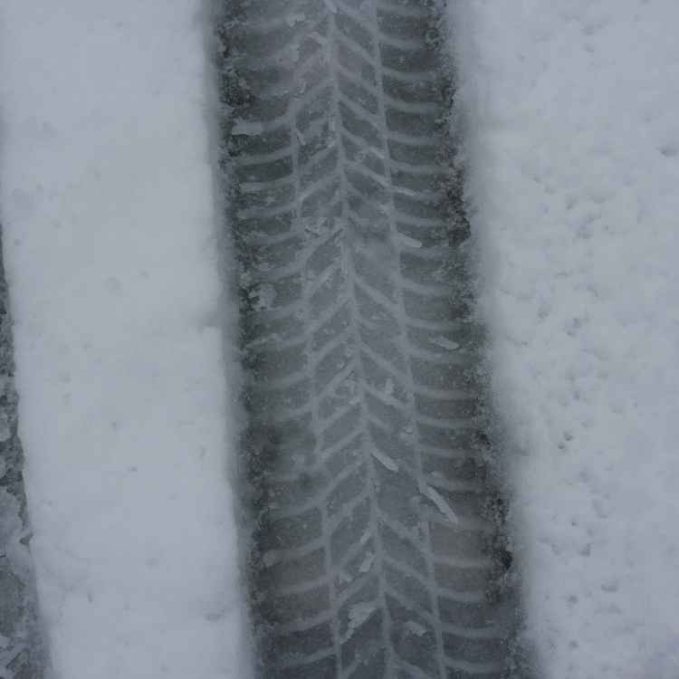 Reifenspuren im Schnee