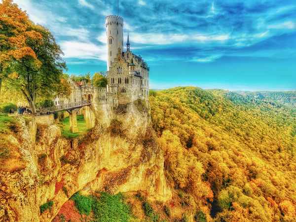Burg im Herbstwald