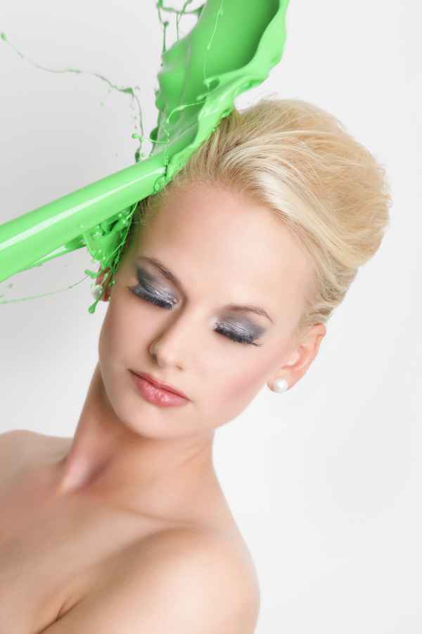 Frau mit grüner Neonfarbe