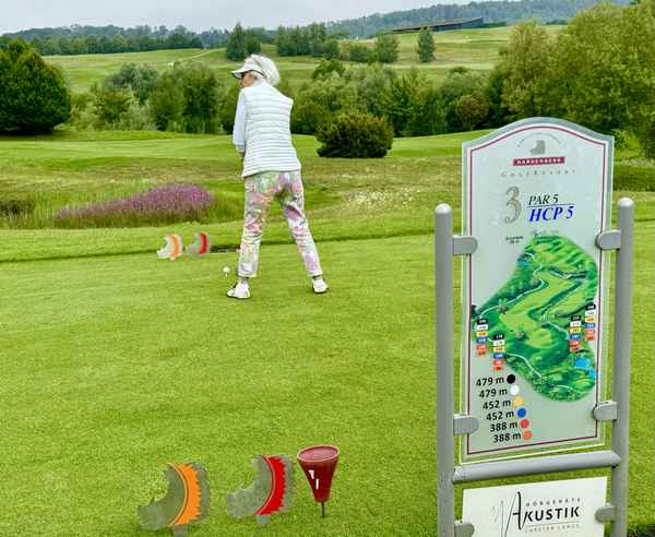  Golferin am Abschlag