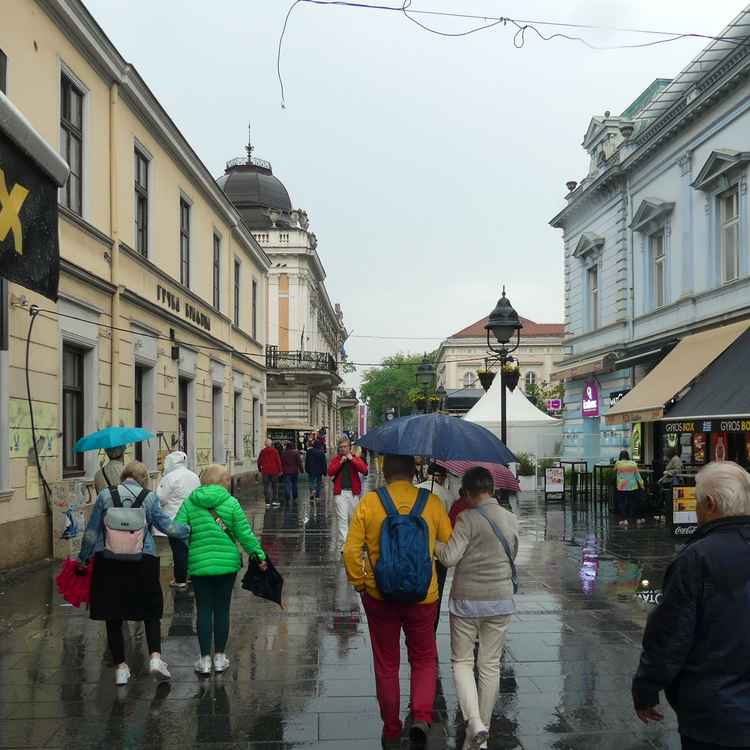 Fussg&auml;ngerzone mit Regen