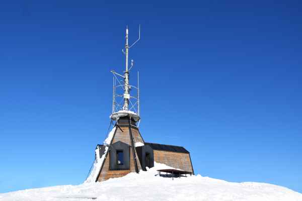 Wetterstation im Schnee versunken