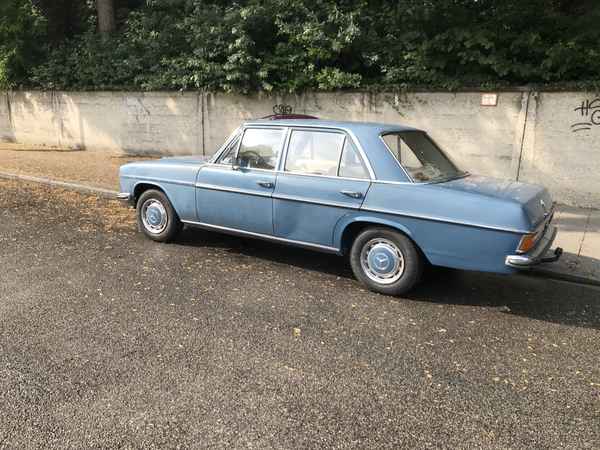 Blauer Oldtimer vor grauer Wand / Foto: Alexander Hauk