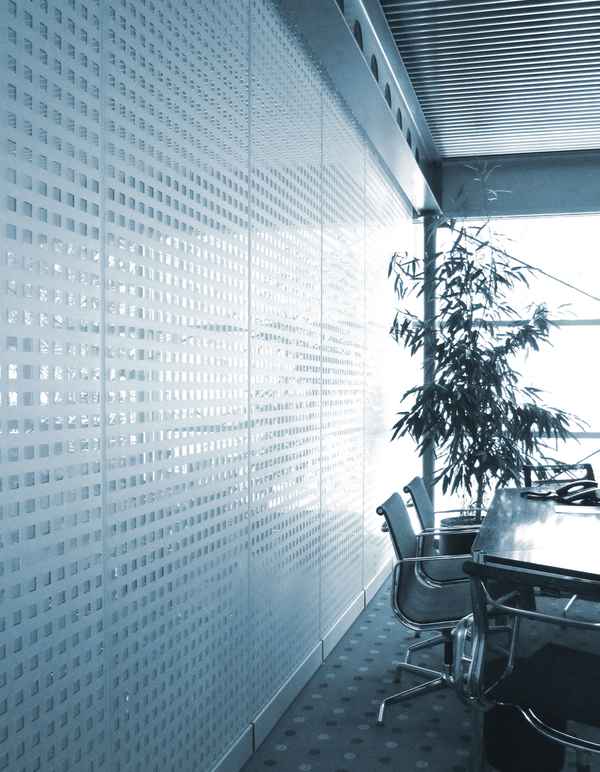 Büro mit Glaswand und Pflanze